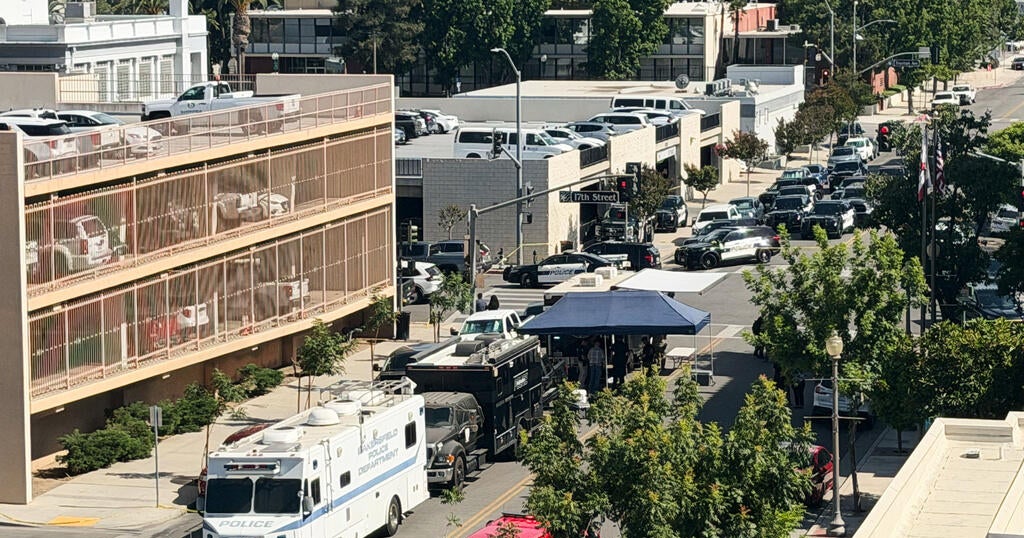The Timeline of the Standoff at the Chase Bank Branch
