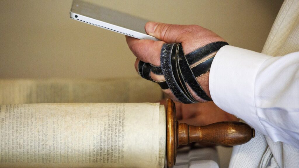 Orthodox Jewish Organizations Oppose Move to Permanent Daylight Saving Time