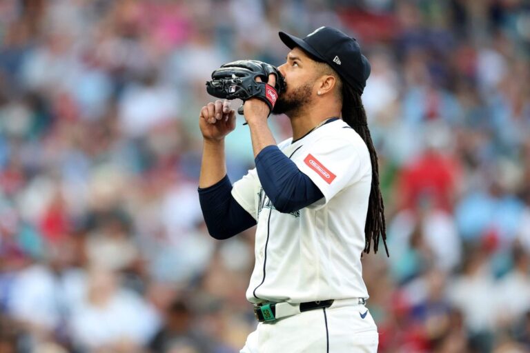 Mariners trade Luis Castillo to White Sox for three players