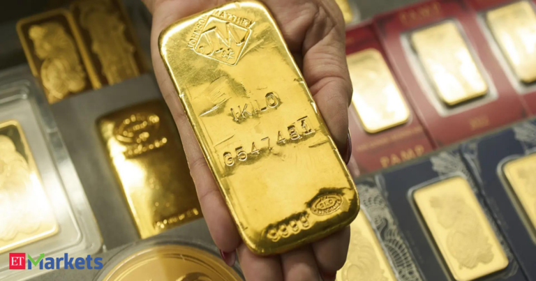 Gold dips as Fed rate-hike bets rise, still heads for best month since January