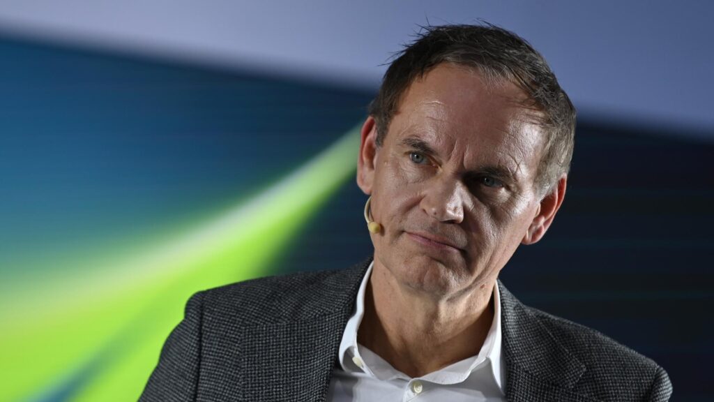 Oliver Blume, Vorstandsvorsitzender der Volkswagen AG, spricht vor Journalisten