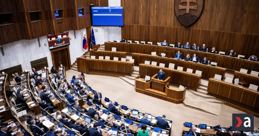 Slovak Cabinet Drops Constitutional Amendment on Referendum Dismissals