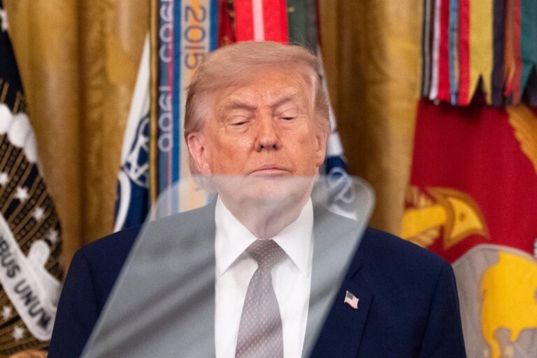 Por mucho tiempo fue operador de teleprompter de Trump. Ahora, pagará una multa por usar información privilegiada