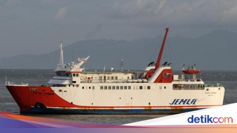 KMP Putri Yasmin terbakar di laut Selat Lombok