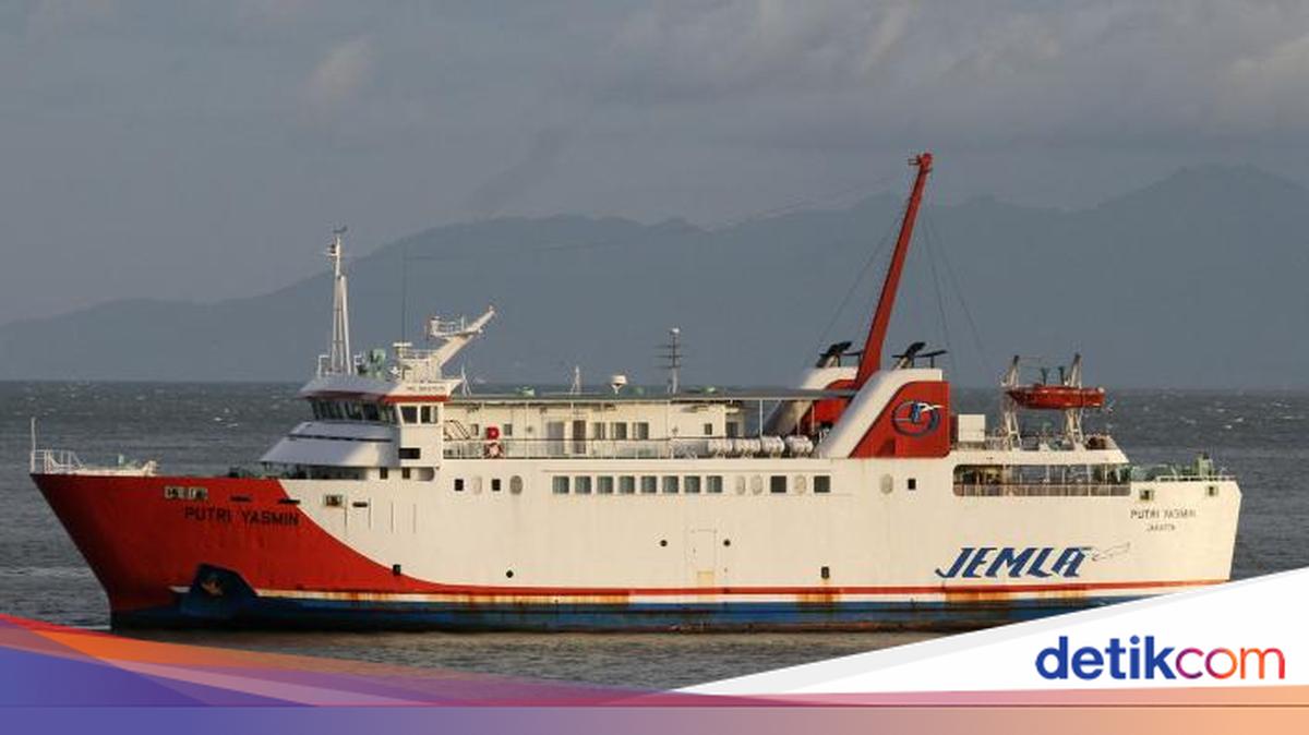 KMP Putri Yasmin terbakar di laut Selat Lombok