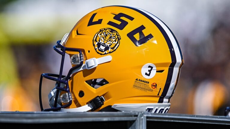 LSU Leaves Dae'Quan Wright, Zxavian Harris Off Roster Ahead of Clemson Game