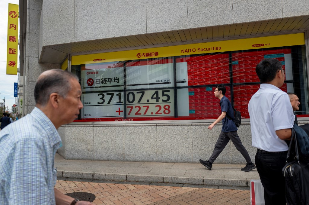 Asian stocks gained on Thursday, tracking Wall Street's tech-led rally overnight after an as-expected reading of US consumer