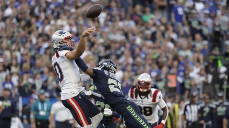 Live: Seahawks QB leaves game due to injury