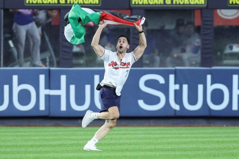 Fan runs onto Yankee Stadium field waving Palestinian flag at 9:11 p.m. on 9/11 anniversary