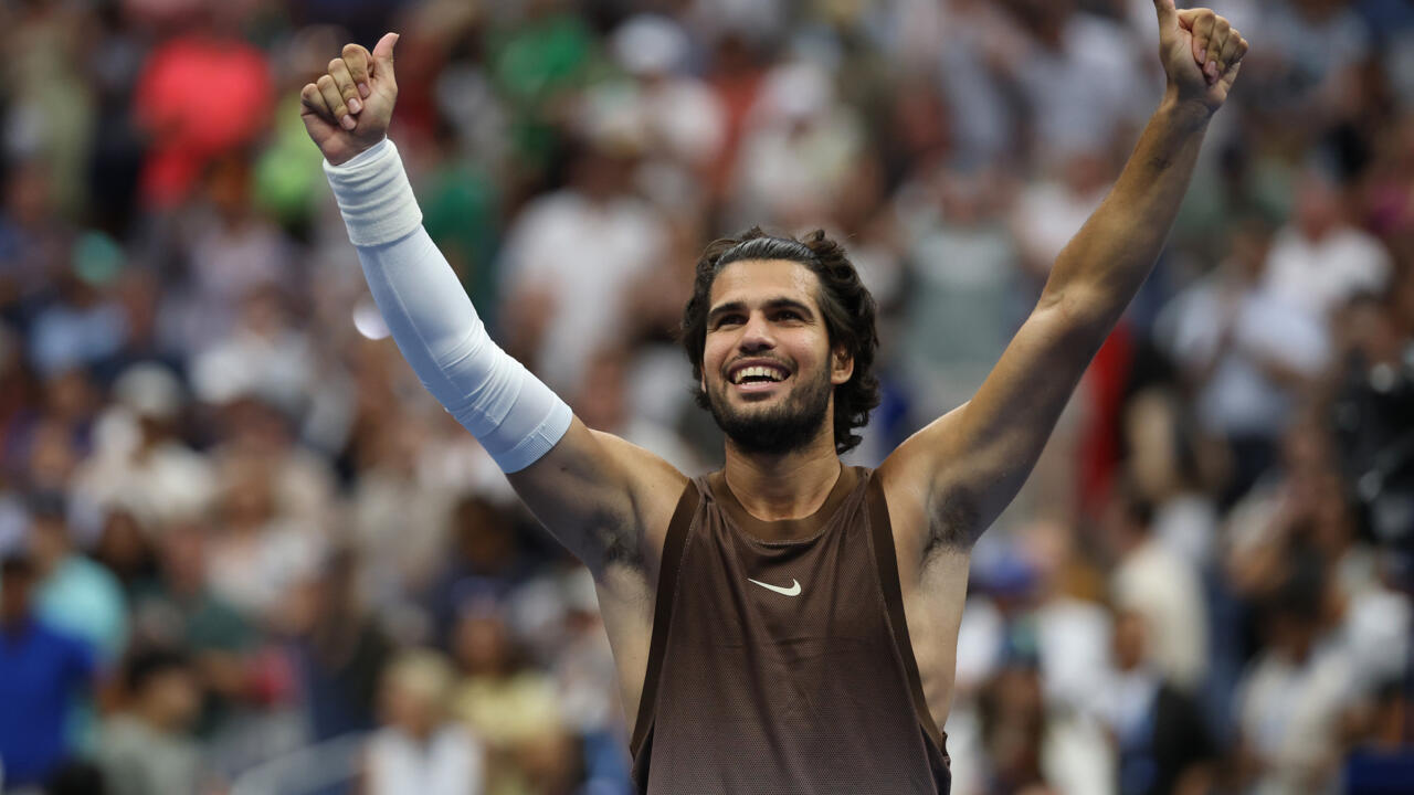 Carlos Alcaraz successfully began his US Open title defense by defeating Roman Safiullin in straight sets at Arthur Ashe Stad