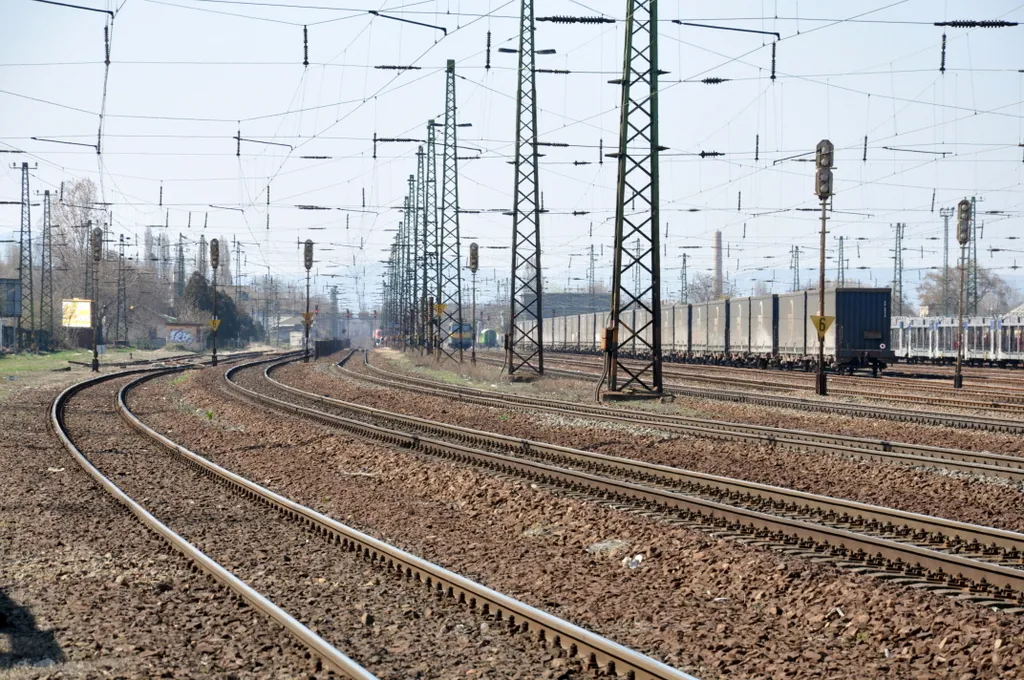 Kerosene Train Derails at Rákos Station Causing Major Rail Disruptions