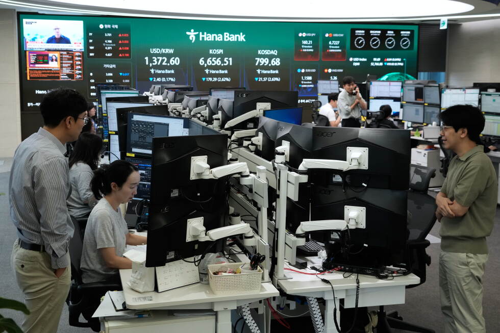 Currency traders work at the foreign exchange dealing room of the Hana Bank headquarters in Seoul, South Korea, Wednesday