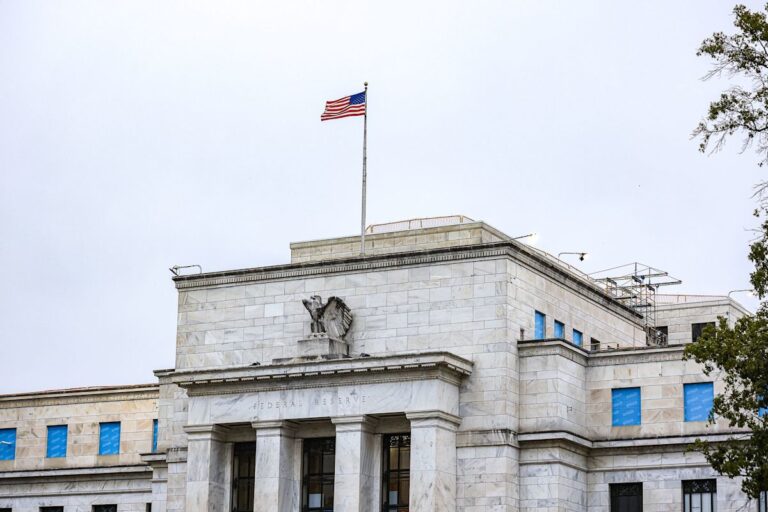 Trump Threatens to Halt Trade Unless Fed Lowers Interest Rates