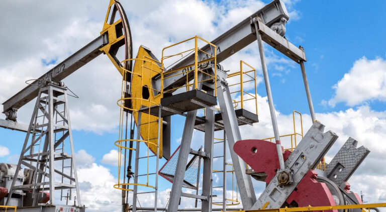 Oil Falls As Saudi Arabia Offers Ship-To-Ship Crude Transfers After Pipeline Hit
