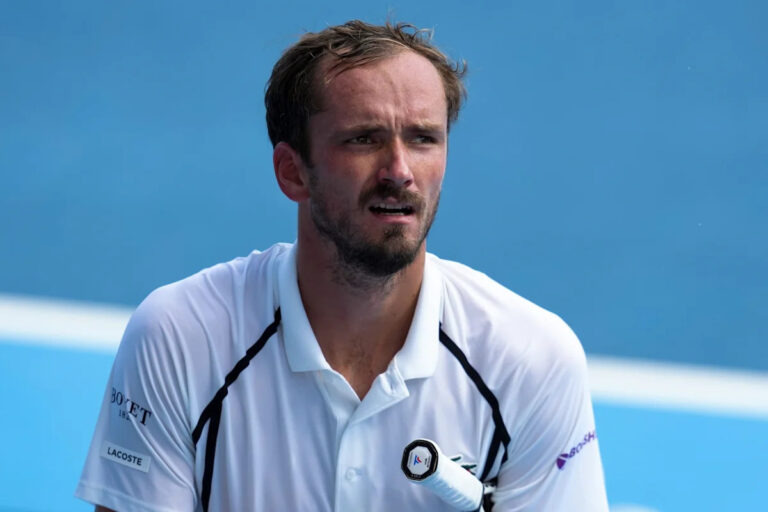 Daniil Medvedev irate as birds sit on net during US Open rally in wild scene