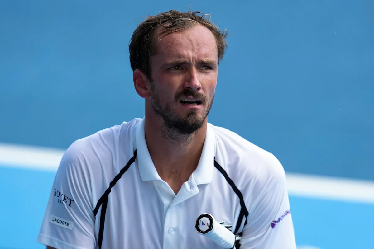 Daniil Medvedev irate as birds sit on net during US Open rally in wild scene