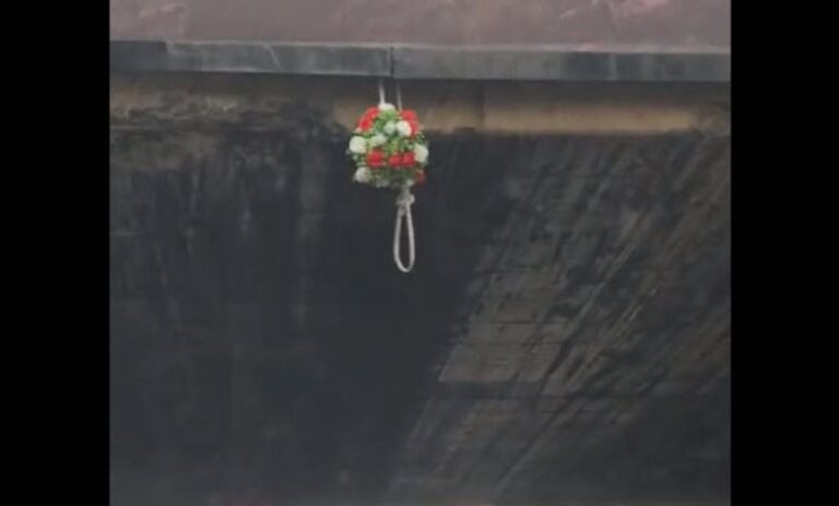 Mysterious flowers and noose shock motorists in Kempton Park