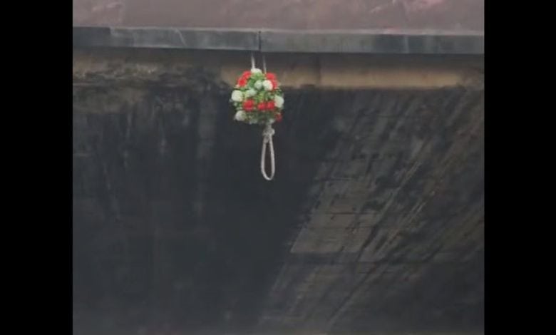 Mysterious flowers and noose shock motorists in Kempton Park