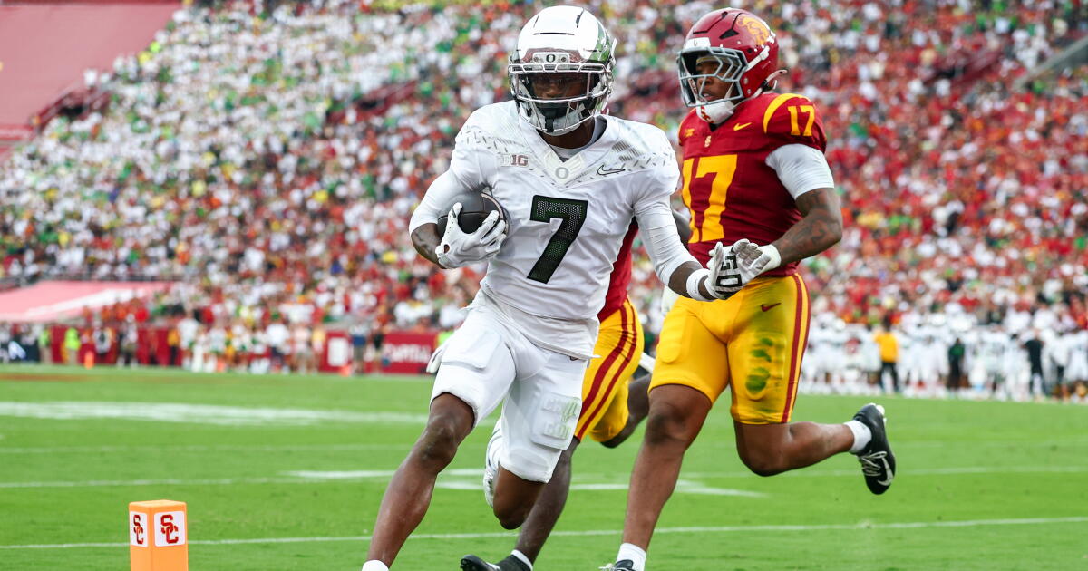 Los Angeles , CA - September 26: Oregon wide receiver Evan Stewart (7) runs into