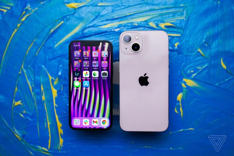 iPhone 13 Mini on the left and iPhone 13 on the right