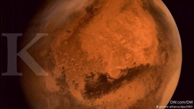 NASA's Curiosity Rover Captures Sunrise Over Ancient Martian Yardangs
