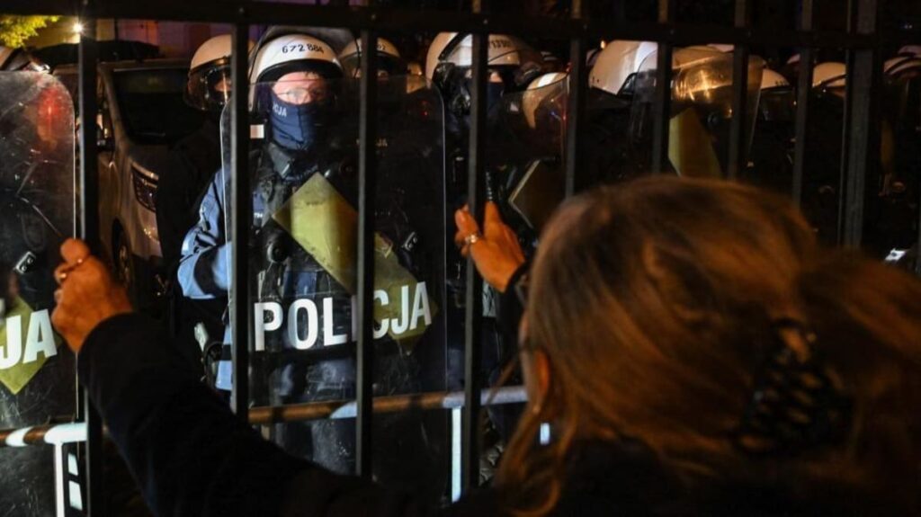 Poland Riot Police Guard Court Amid Tusk Judicial Standoff