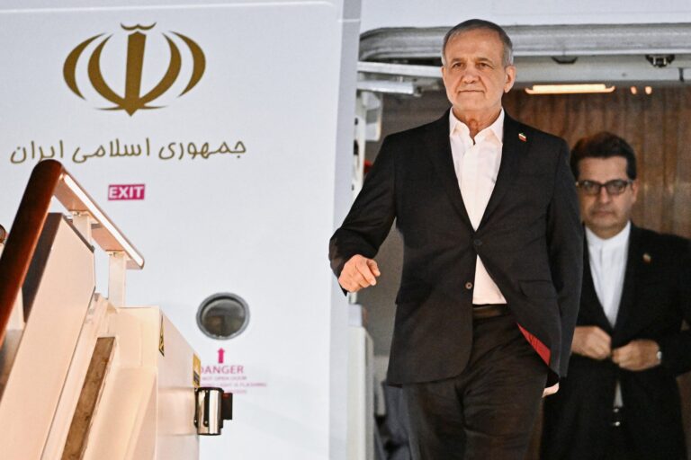 Qatar Emir and Iran President Meet in Moscow to Discuss Regional Ties