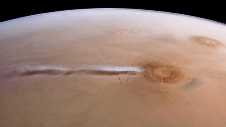 Mars Scientists Solve Mystery of Giant Arsia Mons Volcano Cloud